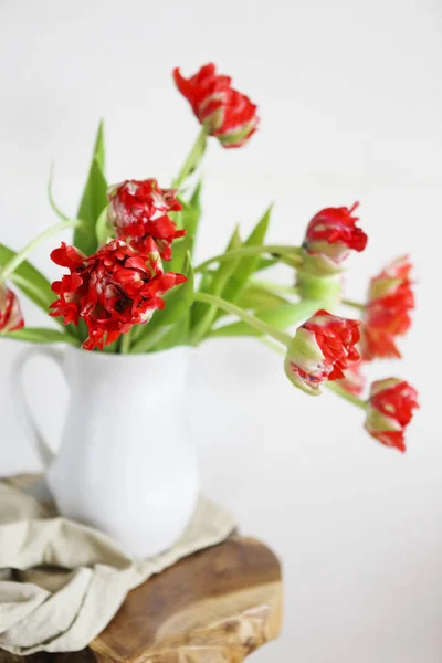 Tulpenstrauß in weißer Vase auf rustikalem Holzstuhl — Stockfoto