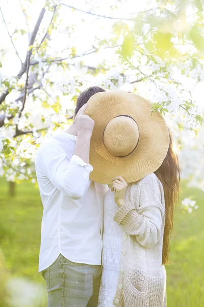 Pareja enamorada besándose y abrazándose en el parque de primavera — Foto de Stock