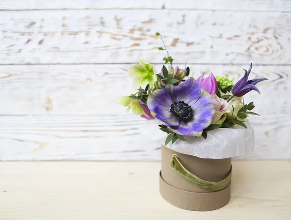 Bouquets di fiori rosa e viola nella scatola su uno schienale woden — Foto Stock
