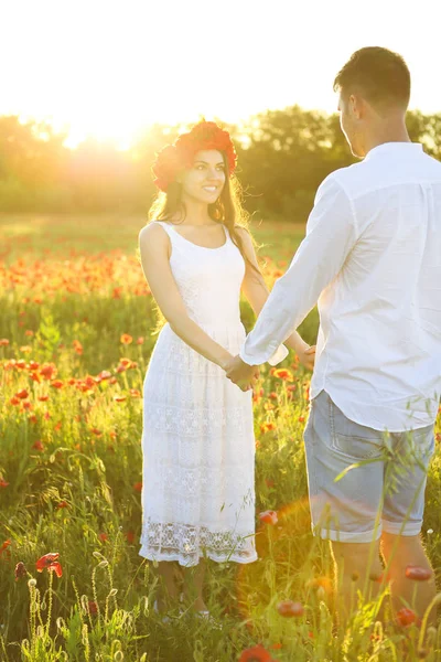 Par i kärlek ta händerna tillsammans i naturen — Stockfoto