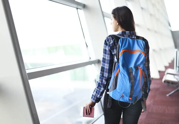 Passeggero femminile piuttosto giovane all'aeroporto — Foto Stock