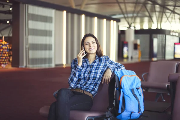 Passagierin wartet im Wartebereich auf ihren Flug — Stockfoto