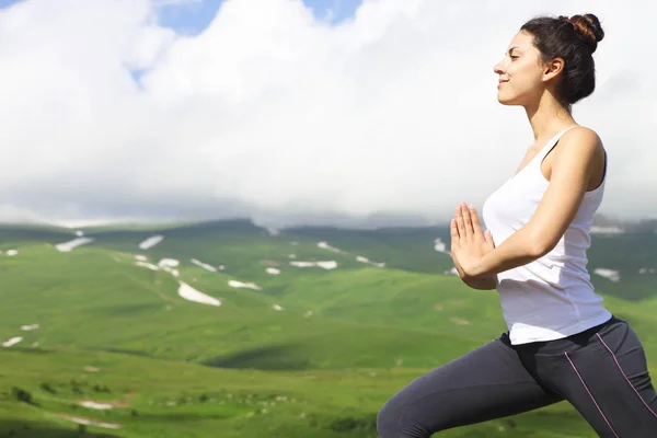 Attrayant jeune femme faisant une pose de yoga pour l'équilibre et l'étirement — Photo