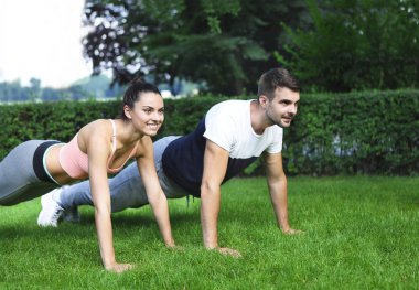 Genç çift egzersiz ve spor etkin önce kasları germe