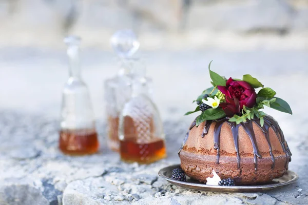 Cocolate cake and three whiskey decanters — Stock Photo, Image