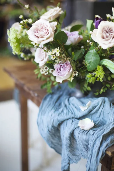Bukiet z różowe kwiaty na stole — Zdjęcie stockowe