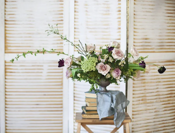 Elegante Bouquet von rosa Blumen und alten Büchern — Stockfoto