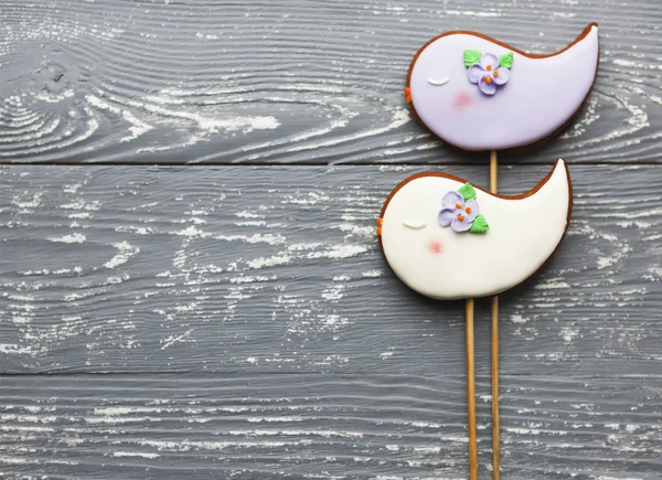 Fioletowe i białe ciasteczka romantyczny na szarym tle drewnianych — Zdjęcie stockowe
