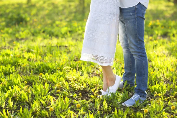 Jong koppel in liefde zoenen en knuffelen in de natuur — Stockfoto