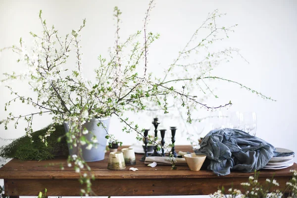 花、メガネ、夕食のテーブルの上の料理 — ストック写真
