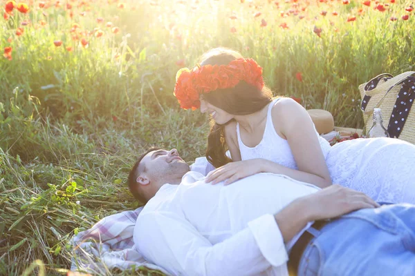 Par i kärlek, Kyssar och kramar i naturen — Stockfoto