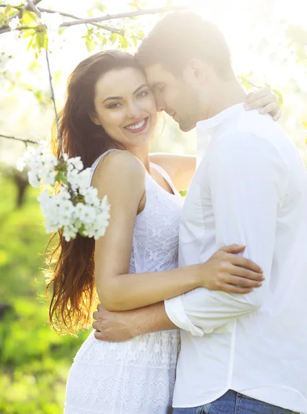 Couple amoureux baisers et câlins dans le parc du printemps — Photo