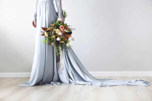 Bouquet elegante de casamento incomum em mãos de uma noiva — Fotografia de Stock