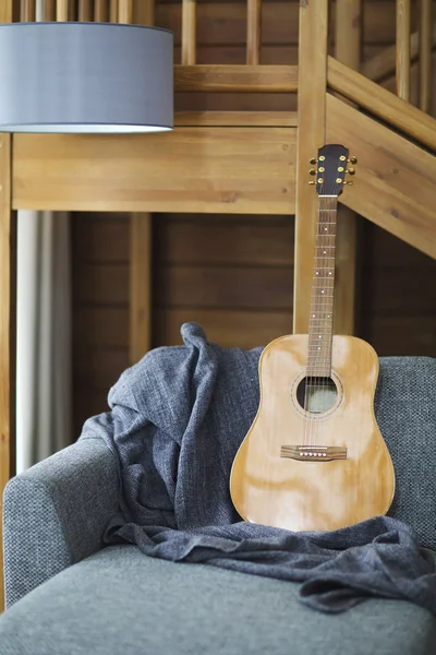 Przytulny salon z gitara na kanapie — Zdjęcie stockowe