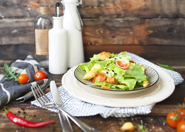 Gesunder gegrillter Chicken Caesar Salat mit Käse und Croutons — Stockfoto