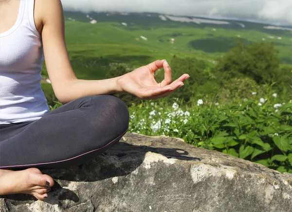 Aantrekkelijke jonge vrouw doen een yoga poseren voor evenwicht en rek — Stockfoto