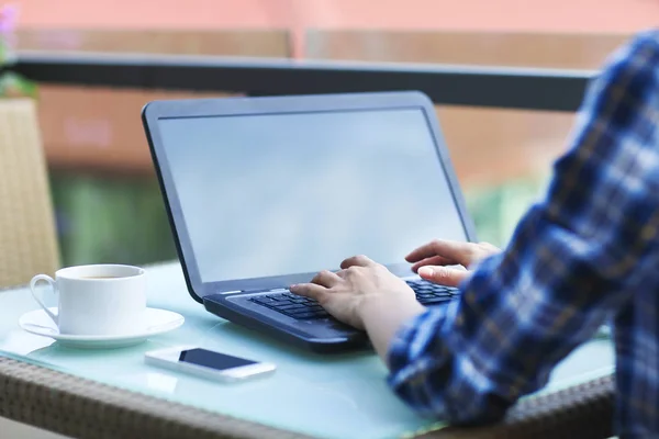 Kafe sekmesini oturan dizüstü bilgisayar kullanan genç serbest meslek sahibi kadın — Stok fotoğraf