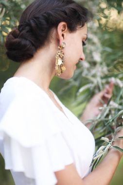 WH esmer saçlı tanınmaz halde genç kadın arkadan görünüm