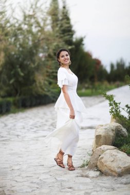 Portre genç gelin beyaz gelinlikle esmer saçlı bir