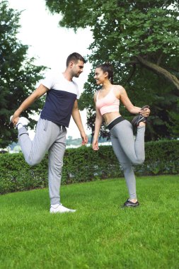 Genç çift egzersiz ve spor etkin önce kasları germe