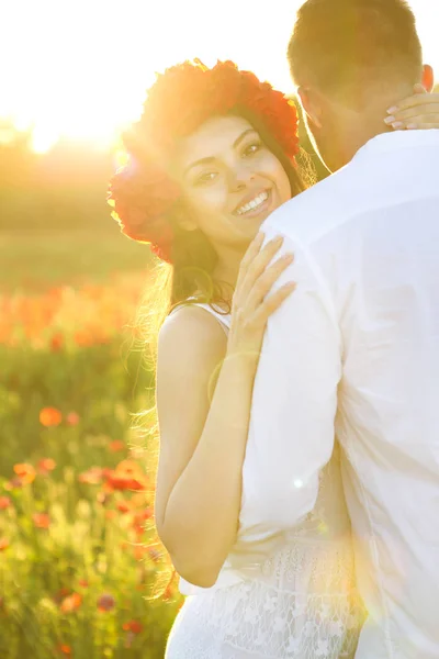 Casal apaixonado beijando e abraçando na natureza — Fotografia de Stock