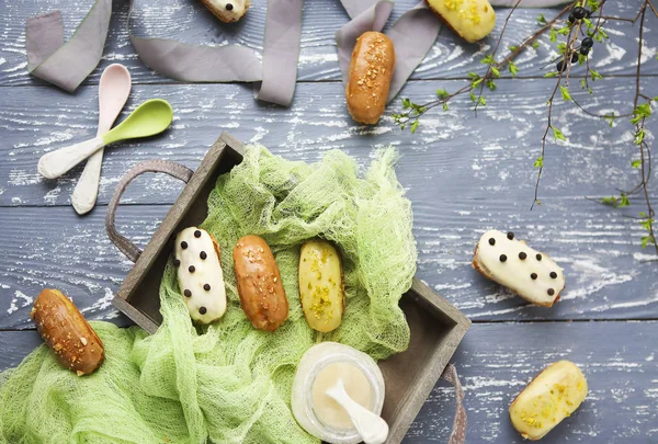 Eclairs au chocolat et crème fouettée sur fond sombre — Photo