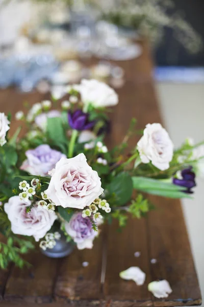Bukiet z różowe kwiaty na stole — Zdjęcie stockowe