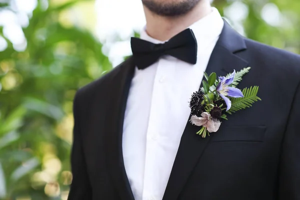 Suave noivo boutonniere — Fotografia de Stock