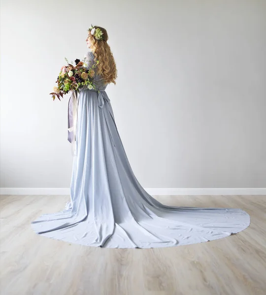 Spring beauty portrait of a bride with a wreath and a bouquet in — Stock Photo, Image