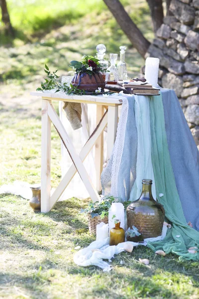 Torta al cioccolato decorata con fiori e tre decanter di whisky — Foto Stock