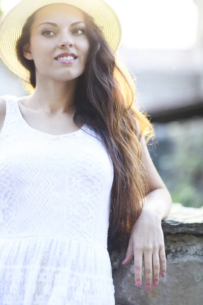 Young beautiful natural brunette woman in the hat at summer suns — Stock Photo, Image