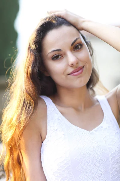 Jonge mooie natuurlijke brunette vrouw op zomer zonsondergang portret — Stockfoto
