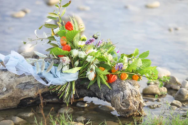 Bloemboeket op de achtergrond van een rivier berg — Stockfoto