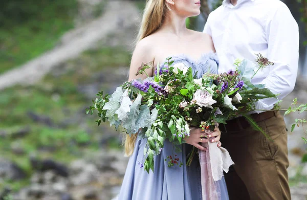 Matrimonio coppia, sposo e sposa con bouquet in posa al tramonto — Foto Stock
