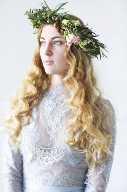 Bir gelin bir çelenk ile bahar Güzellik Portresi 