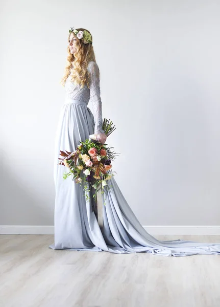 Primavera ritratto di bellezza di una sposa con una corona e un bouquet in — Foto Stock