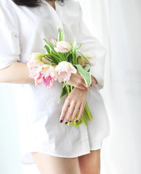 Hermosa joven sosteniendo un ramo de delicada primavera rosa tu — Foto de Stock