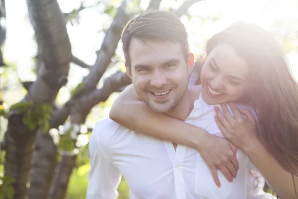 Пара закоханих цілується і обіймається у весняному парку — стокове фото