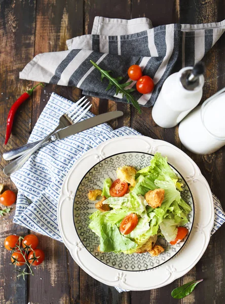 Gegrillter Hühnchen-Caesar-Salat mit Käse und Croutons — Stockfoto