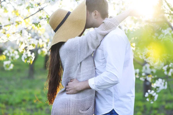 Verliefde kussen en knuffelen in voorjaar park paar — Stockfoto