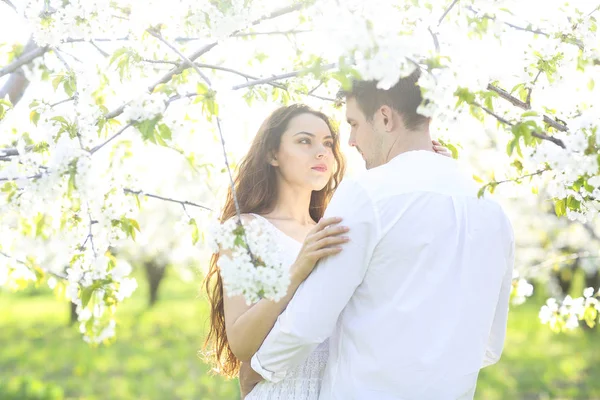 Casal apaixonado beijando e abraçando no parque de primavera — Fotografia de Stock