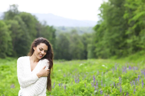 Gelukkig vrij brunette vrouw op gebied van bloem — Stockfoto