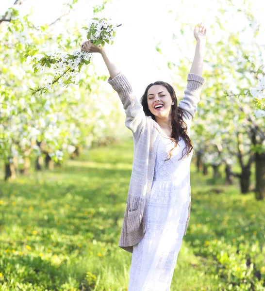 Jonge mooie natuurlijke brunette vrouw bij zonsondergang lente-portret — Stockfoto