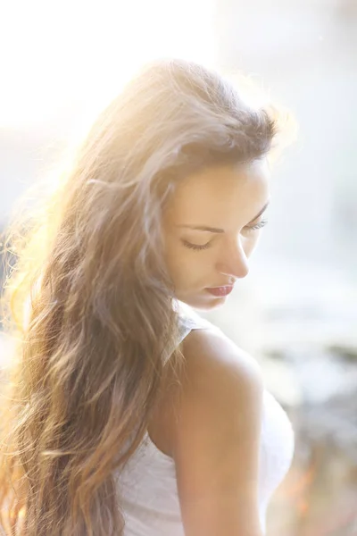 Όμορφο φυσικό μελαχρινή νεαρή γυναίκα στο ηλιοβασίλεμα, portrai καλοκαίρι — Φωτογραφία Αρχείου