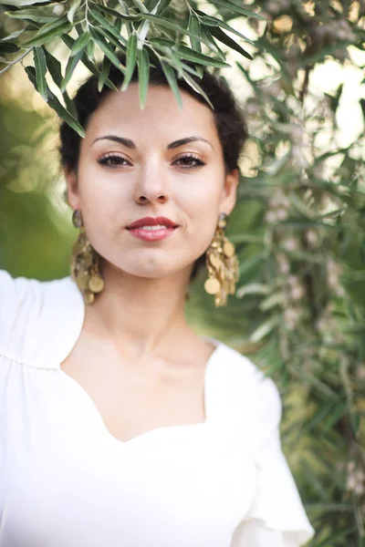 Retrato jovem noiva com cabelo morena no vestido de casamento branco um — Fotografia de Stock