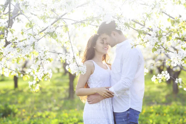 Пара влюбленных поцелуев и объятий в весеннем парке — стоковое фото