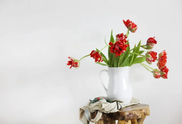 Ramo de tulipanes en jarrón blanco en silla rústica de madera —  Fotos de Stock
