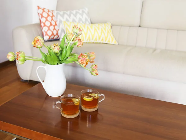 Beautiful orange tulips bouquet on wooden table in the living ro — Stock Photo, Image