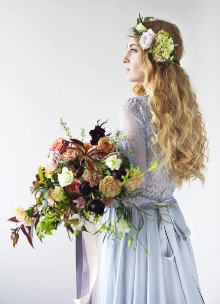 Retrato de belleza primaveral de una novia con una corona y un ramo en —  Fotos de Stock