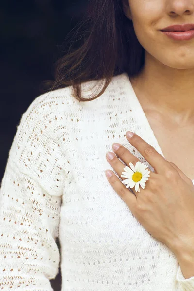 Gelukkig vrij brunette vrouw op gebied van kamille — Stockfoto